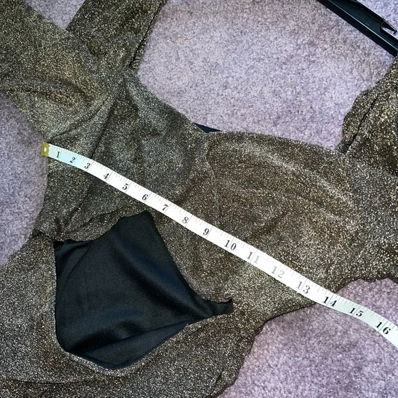 Longsleeve gold sparkly dress with cutout - Picture 4 of 5